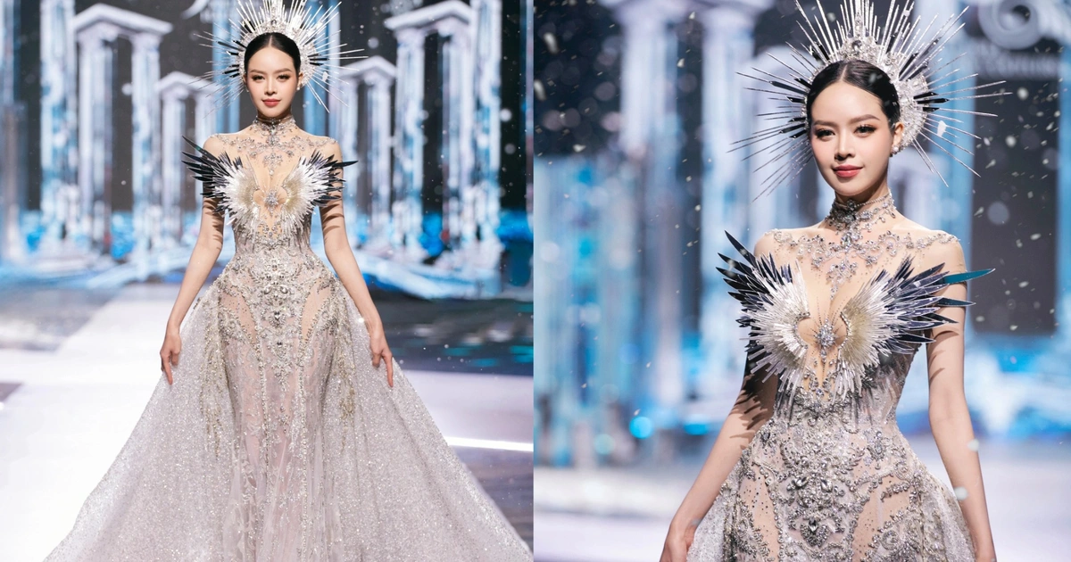 Bộ đầm xẻ cổ sâu của Thanh Thủy